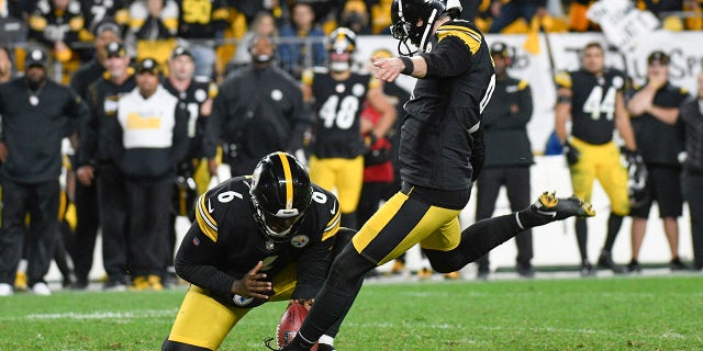 Pittsburgh Steelers kicker Chris Boswell (9) kicks a field goal to defeat the Seattle Seahawks, 23-20, in overtime Monday, Ott. 18, 2021, a Pittsburgh.