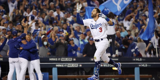 Chris Taylor #3 of the Los Angeles Dodgers celebrates his walk off two-run home run in the ninth inning to defeat the St. セントルイス・カージナルス 3 に 1 during the National League Wild Card Game at Dodger Stadium on October 06, 2021 ロサンゼルスで, カリフォルニア.