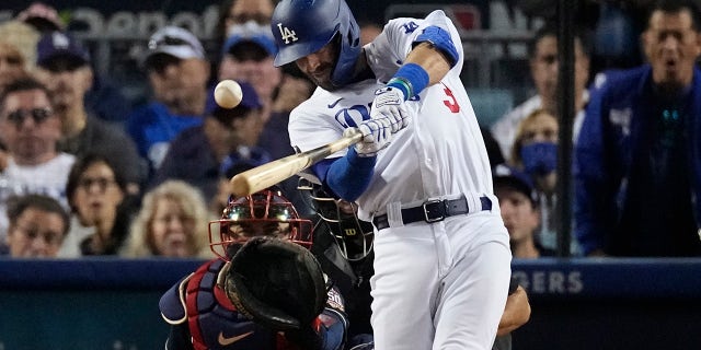 Chris Taylor do Los Angeles Dodgers marcou um RBI single no terceiro turno contra o Atlanta Braves no Jogo 5 do Baseball National League Championship Series na quinta-feira, 21 de outubro de 2021, em Los Angeles.