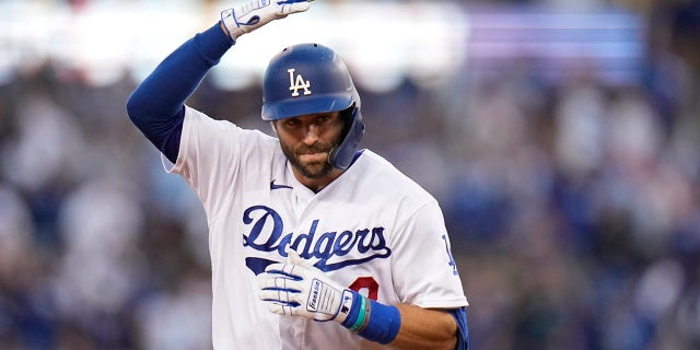 Chris Taylor, do Los Angeles Dodgers, comemorou suas duas corridas contra o Atlanta Braves no segundo turno da Série do Campeonato Nacional de Beisebol na quinta-feira, 21 de outubro de 2021 em Los Angeles. Pujols marcou o golpe.