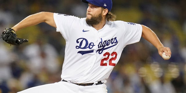 Los Angeles Dodgers starting pitcher Clayton Kershaw (22) throws during the first inning of a baseball game Friday, 10 월. 1, 2021, 로스 앤젤레스.
