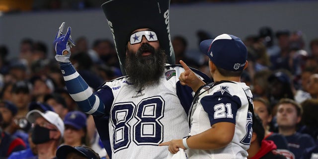 Un fan de los Dallas Cowboys aplaude durante la primera mitad contra los Houston Texans en el AT&A Stadium.  Estadio T.