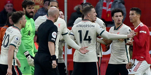 Liverpool players argue with Manchester United's Cristiano Ronaldo, 권리, during the English Premier League soccer match between Manchester United and Liverpool at Old Trafford in Manchester, 영국, 일요일, 10 월. 24, 2021.
