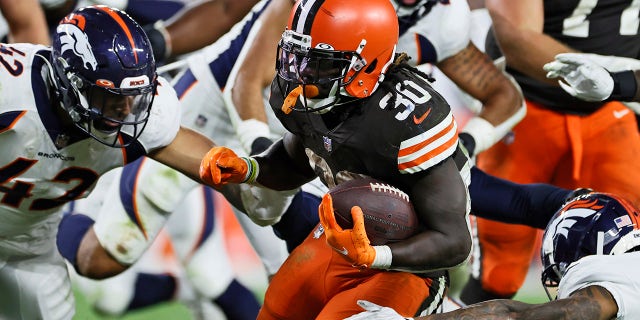 Le porteur de ballon des Cleveland Browns D'Ernest Johnson (30 ans) affronte les Broncos de Denver lors de la seconde moitié d'un match de football de la NFL le jeudi 21 octobre 2021 à Cleveland.  Les Browns ont gagné 17-14.