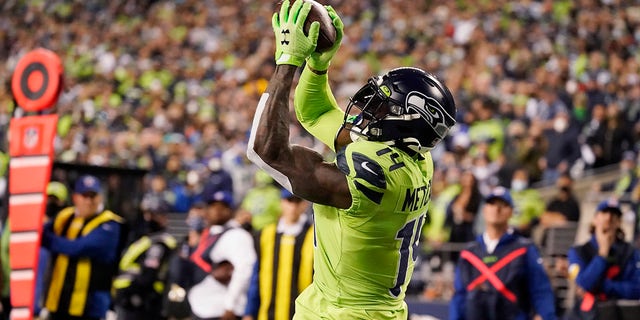 Seattle Seahawks wide receiver DK Metcalf catches a pass from quarterback Geno Smith for a touchdown against the Los Angeles Rams during the second half of an NFL football game on Thursday, October 7, 2021, in Seattle .