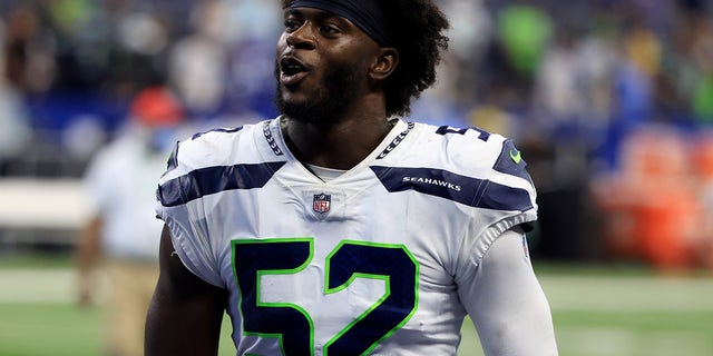 Darrell Taylor # 52 dos Seahawks deixou o Seattle após um jogo contra o Indianapolis Golds no Lucas Oil Stadium em Indianápolis em 12 de setembro de 2021.