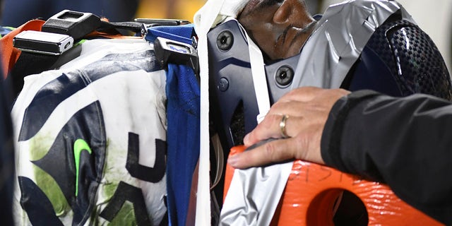 معالجة سياتل سي هوكس الدفاعية تم طرد داريل تايلور (52) من الملعب بعد إصابته في النصف الثاني من مباراة كرة القدم NFL يوم الأحد 17 أكتوبر 2021 في بيتسبرغ ستيلرز.