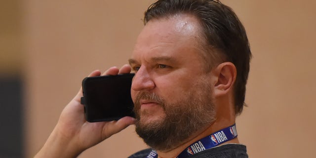 Daryl Morey, gerente geral do Houston Rockets, fala ao telefone durante o treinamento como parte do NBA Restart 2020 em 23 de julho de 2020 em Orlando, Flórida.