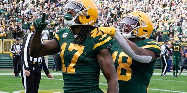 Green Bay Packers' Davante Adams celebrates his touchdown catch with Randall Cobb during the first half of a game against the Washington Football Team Sunday, 10 월. 24, 2021, 그린 베이, 위스콘신.