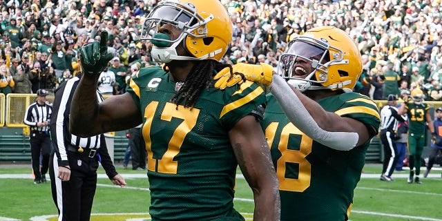 Randall Cope, do Green Bay Packers, comemora a posse de Randall Cope durante a primeira metade de um jogo de futebol americano da NFL contra o Washington FC no domingo, 24 de outubro de 2021, em Green Bay, Wisconsin.