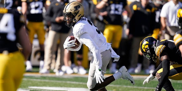 Il ricevitore di Burdock White David Bell (3) corre dal difensore dell'Iowa Matt Hankins dopo aver ricevuto un passaggio durante la prima metà della partita sabato 16 ottobre 2021, in Iowa. 