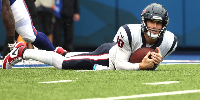 Quarterback Davis Mills of the Houston Texans reacts after being sacked by the Buffalo Bills in second quarter at Highmark Stadium on Oct. 03, 2021, in Orchard Park, 뉴욕.