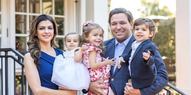 O governador da Flórida, Ron DeSantis, a primeira-dama Casey DeSantis e seus três filhos (da esquerda para a direita) Mamie, Madison e Mason