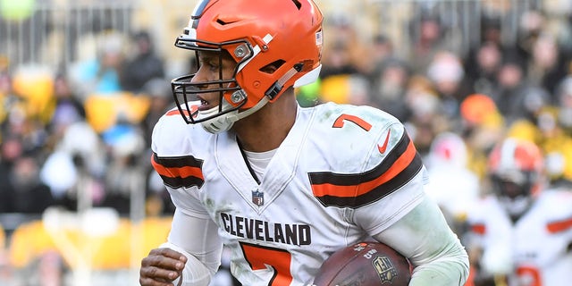 PITTSBURGH, PA - DECEMBER 31, 2017: Quarterback DeShone Kizer #7 of the Cleveland Browns carries the ball downfield in the third quarter of a game on December 31, 2017 against the Pittsburgh Steelers at Heinz Field in Pittsburgh, Pennsylvania. Pittsburgh won 28-24.