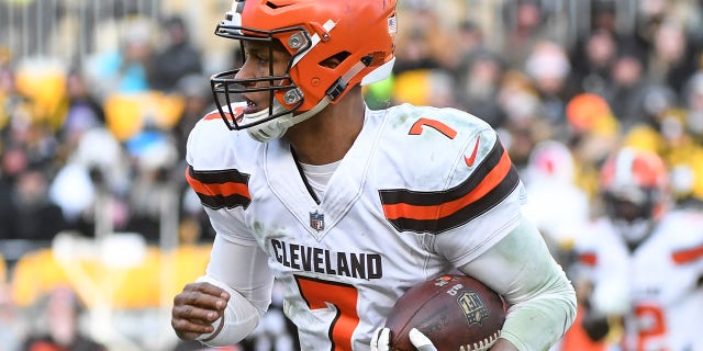 Quarterback DeShone Kizer #7 of the Cleveland Browns carries the ball downfield in the third quarter on Dec. 31, 2017, against the Pittsburgh Steelers at Heinz Field in Pittsburgh, Pennsylvania. Pittsburgh won 28-24.