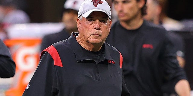 ATLANTA, GEORGIA - AUGUST 29:  Atlanta Falcons defensive coordinator Dean Pees looks on during pregame warmups prior to facing the Cleveland Browns at Mercedes-Benz Stadium on August 29, 2021 in Atlanta, Georgia.