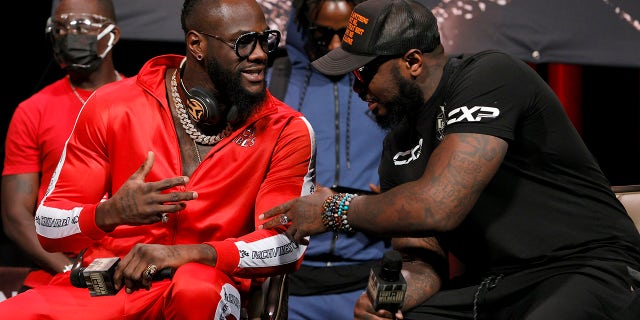 Deontay Wilder habla con Malik Scott