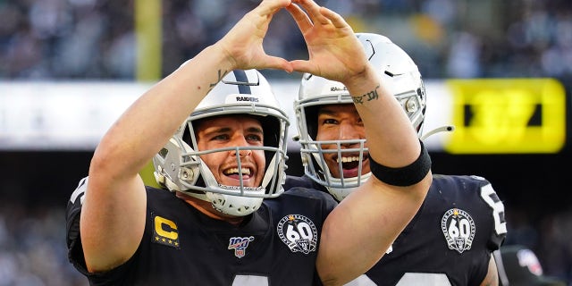 Derek Carr (4) of the Oakland Raiders celebrates a first down with Darren Waller (83) during the second half against the Jacksonville Jaguars at RingCentral Coliseum Dec. 15, 2019, in Oakland, 칼리프.