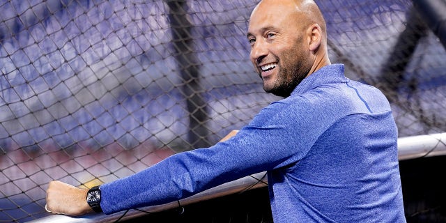 Derek Jeter, director ejecutivo de los Marlins, observa la práctica de bateo antes de un partido contra los Filis de Filadelfia, el 2 de octubre de 2021, en Miami.