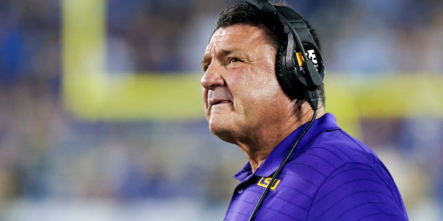 LSU coach Ed Orgeron looks up at the video board during the first half of the tealm's NCAA college football game against Kentucky in Lexington, 凯。, 星期六, 十月. 9, 2021.
