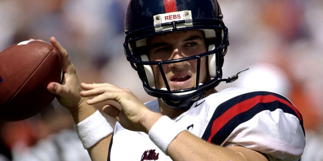 Ole Miss quarterback Eli Manning sets to pass Saturday, Oktober 4, 2003 at Ben Hill Griffin Stadium, Gainesville. Old Miss upset the Gators 20 - 17.