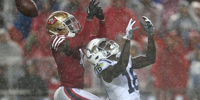 San Francisco 49ers defensive back Emmanuel Moseley, links, defends a pass intended for Indianapolis Colts wide receiver Ashton Dulin during the second half of an NFL football game in Santa Clara, Kalifornië, Sondag, Okt.. 24, 2021.
