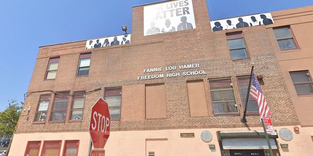A New York City student was stabbed three times Thursday inside Fannie Lou Hammer Freedom High School in the Bronx, 警察说. 