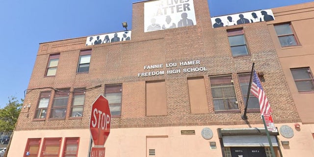 A New York City student was stabbed three times Thursday inside Fannie Lou Hammer Freedom High School in the Bronx, 警察说.