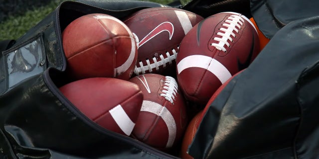 Una vista general de los balones de Stanford antes del partido entre Stanford Cardinal y Vanderbilt Commodores el 18 de septiembre de 2021 en el estadio Vanderbilt en Nashville, Tennessee.