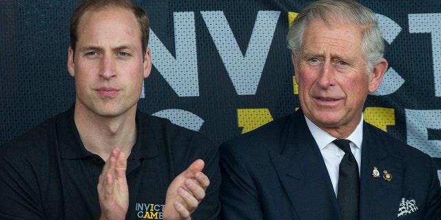 Prins William (links) is second in line to the British throne after his father Prince Charles (reg) and his grandmother, Koningin Elizabeth II.