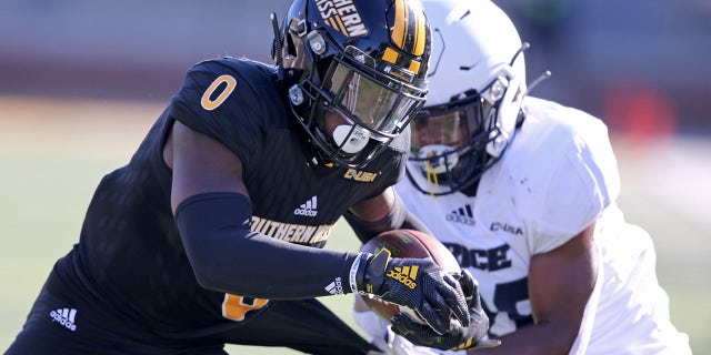 Ott 31, 2020; Hattiesburg, Mississippi, Stati Uniti d'America; Southern Miss Golden Eagles wide receiver Demarcus Jones (0) runs the ball against Rice Owls defensive back Gabe Taylor (26) in the second quarter at M.M. Roberts Stadium.