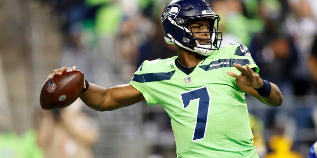 Rezerwowy rozgrywający Seattle Seahawks Geno Smith wykonuje atak podczas drugiej połowy meczu NFL przeciwko Los Angeles Rams, czwartek, 7 października 2021 r., W Seattle.  Smith przybył z oceną kontuzji ręki rozgrywającego Russella Wilsona.