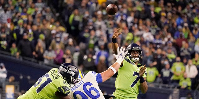 Seattle Seahawks quarterback Geno Smith (7) passes wide receiver DK Metcalf for a touchdown against the Los Angeles Rams during the second half of an NFL football game on Thursday, October 7, 2021, in Seattle .