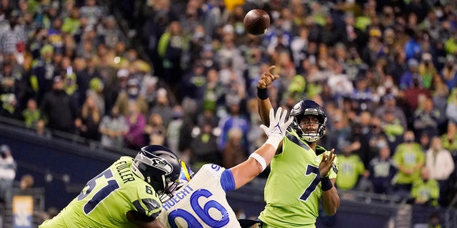 The Seattle Seahawks rugby quarterback, Geno Smith (7), goes to wide receiver DK Metcalf for a discount against the Los Angeles Rams during the second half of an NFL football game, Thursday, October 7, 2021, in Seattle.