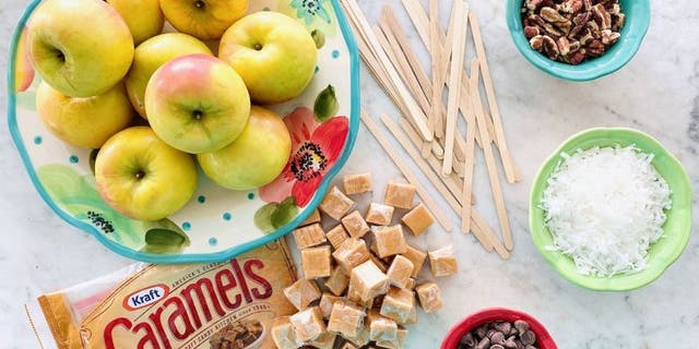 Das deutsche Schokoladen-Karamell-Apfel-Rezept von Debi Morgan verlangt nach Schokoladenstückchen, Karamell, Kokosnussstückchen und Eiscreme-Sticks.