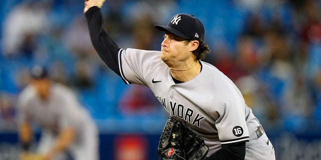 New York Yankees starting pitcher Gerrit Cole (45) throws against the Toronto Blue Jays during the first inning of baseball game in Toronto on Wednesday, 九月. 29, 2021.