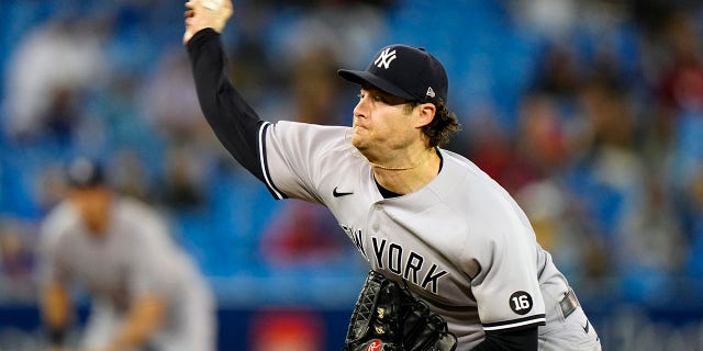 New York Yankees starting pitcher Gerrit Cole (45) throws against the Toronto Blue Jays during the first inning of baseball game in Toronto on Wednesday, Septiembre. 29, 2021.