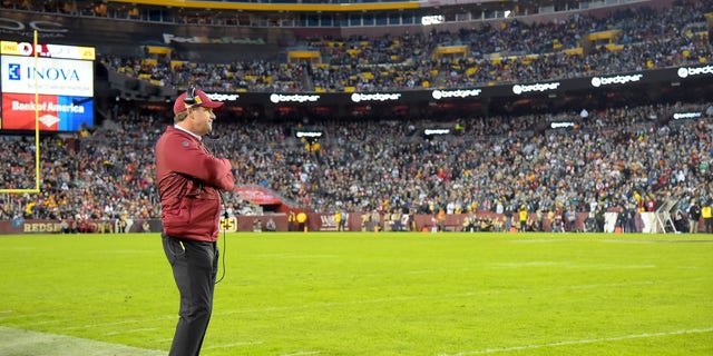 El entrenador en jefe de los Washington Redskins, Jay Gruden, durante la primera mitad contra los Philadelphia Eagles en el FedEx Field el 30 de diciembre de 2018, en Landover, Maryland. 