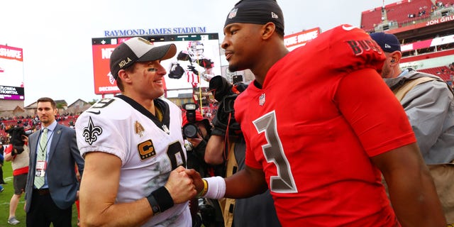 TAMPA, FLORIDA - DECEMBER 09: Drew Brees #9 of the New Orleans Saints shakes hands with Jameis Winston #3 of the Tampa Bay Buccaneers after the Saints defeated the Bucs 28-14 at Raymond James Stadium on December 09, 2018 탬파, Fl플로리다(Photo by Will Vragovic/Getty Images)