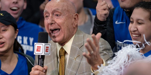 El comentarista de ESPN Dick Vitale es visto antes del partido de Kentucky Wildcats y LSU Tigers en el Rupp Arena el 12 de febrero de 2019 en Lexington, Kentucky. 