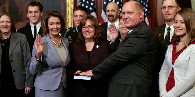 Glenn Thompson (R-PA) is sworn in by Speaker of the House Nancy Pelosi during a mock ceremony on Capitol Hill, gennaio 6, 2008, a Washington, D.C. (Photo by Andrew Councill/MCT/Tribune News Service via Getty Images)