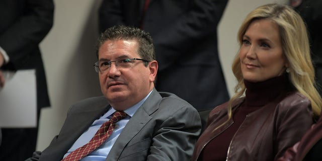 Washington owner Dan Snyder, 左, sits with his wife Tanya Snyder in the audience as Ron Rivera is introduced as Washington's new head coach Jan. 2, 2020 . (Photo by John McDonnell/The Washington Post via Getty Images)