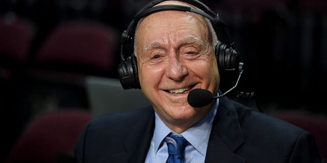 El atleta Dick Vitale transmite las semifinales del Torneo de Baloncesto de la Conferencia de la Costa Oeste entre San Francisco Dons y Gonzaga Bulldogs el 9 de marzo de 2020 en el Orleans Arena en Las Vegas, N'Jada.  Los Bulldogs vencieron a los Dons 81-77.  