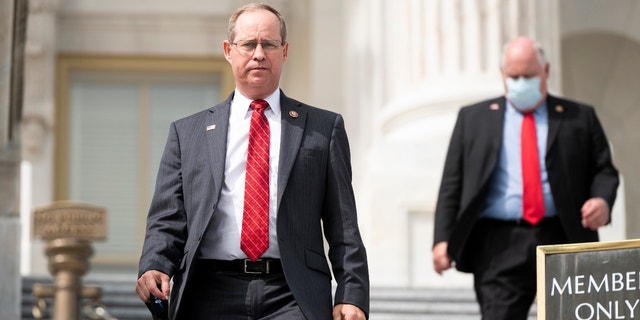대표. 그렉 머피, R-N.C., walks down the House steps after a vote in the Capitol on Tuesday, 씨족. 15, 2020. 