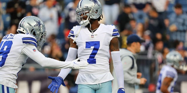 Dallas Cowboys cornerback Trevon Diggs (7) warms up prior to a game with the New England Patriots Oct. 17, 2021 at Gillette Stadium in Foxborough, 弥撒.