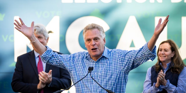 Arlington, VA - 22 octobre : candidat gouverneur démocrate, ancien gouverneur de Virginie. Terry McAuliffe a pris la parole lors d'une visite en bus d'Arlington, en Virginie, le 22 octobre 2021. McAuliffe affrontera le candidat républicain Glenn Young le 2 novembre en Virginie pour les élections au poste de gouverneur. (Photo de Drew Anger / Getty Images)