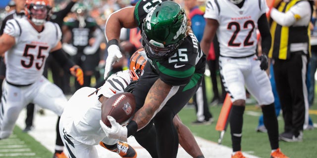 New York Jets running back Ty Johnson (25) scores a touchdown during the fourth quarter against the Cincinnati Bengals Oct. 31, 2021 at MetLife Stadium in East Rutherford, N.J. (Photo by Joshua Sarner/Icon Sportswire via Getty Images)