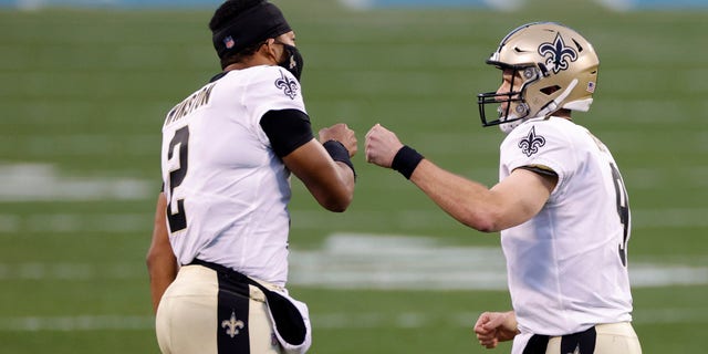 CHARLOTTE, NORTH CAROLINA - 일월 03: 쿼터백 드류 브리스 #9 of the New Orleans Saints celebrates with teammate quarterback Jameis Winston #2 following a touchdown pass during the first quarter of their game against the Carolina Panthers at Bank of America Stadium on January 03, 2021 샬럿, 노스 캐롤라이나. (Photo by Jared C. Tilton/Getty Images)