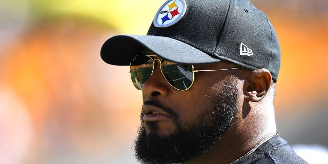 Huấn luyện viên trưởng Mike Tomlin của Pittsburgh Steelers trên sân trước trận đấu với Cincinnati Bengals tại Heinz Field vào ngày 26 tháng 9 năm 2021 ở Pittsburgh, Pennsylvania.