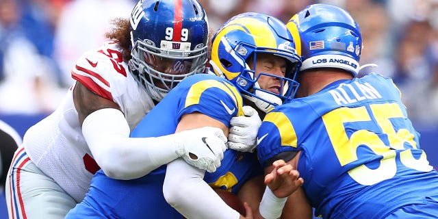 Leonard Williams (99) of the New York Giants sacks Matthew Stafford (9) of the Los Angeles Rams in the first half at MetLife Stadium on Oct. 17, 2021 in East Rutherford, 뉴저지.